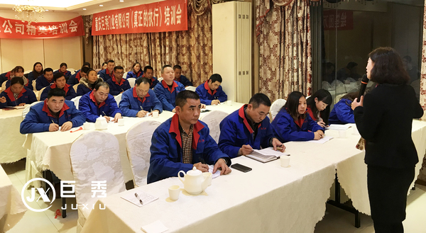 重庆巨秀木门：培训老师积极讲解