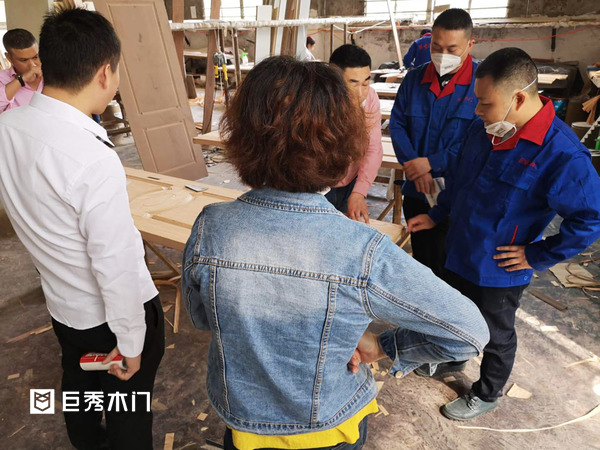 重庆巨秀木门：培养人才 紧抓市场2