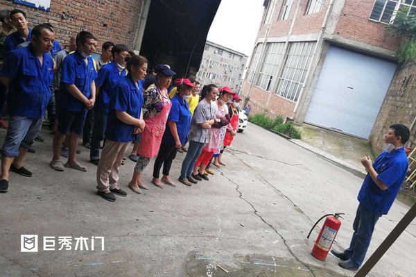 重庆巨秀木门：开展应急消防演练，树立全员防范意识3