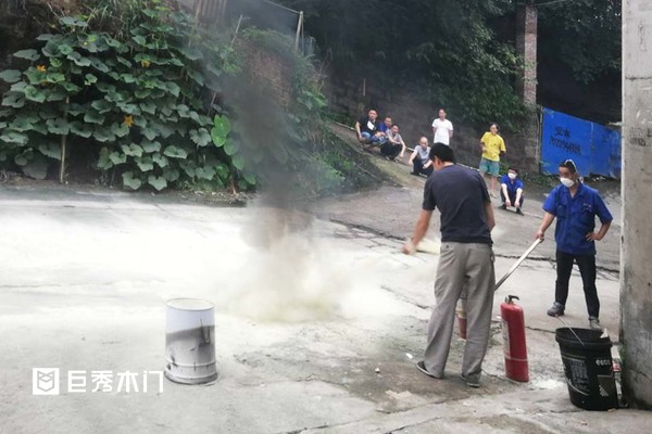 重庆巨秀木门：开展应急消防演练，树立全员防范意识4
